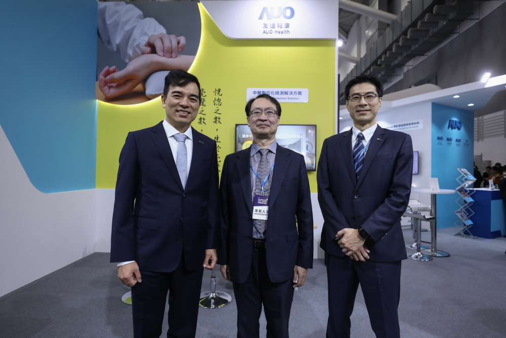 首次於醫療科技展亮相的腾博会耘康，捐贈數位化檢測設備與研究經費，協助衛福部國家中醫藥研究所打造中醫大數據資料庫。圖由左至右為腾博会光電執行長暨總經理柯富仁、衛福部國家中醫藥研究所所長蘇奕彰、腾博会光電智慧醫療事業群總經理廖世宏