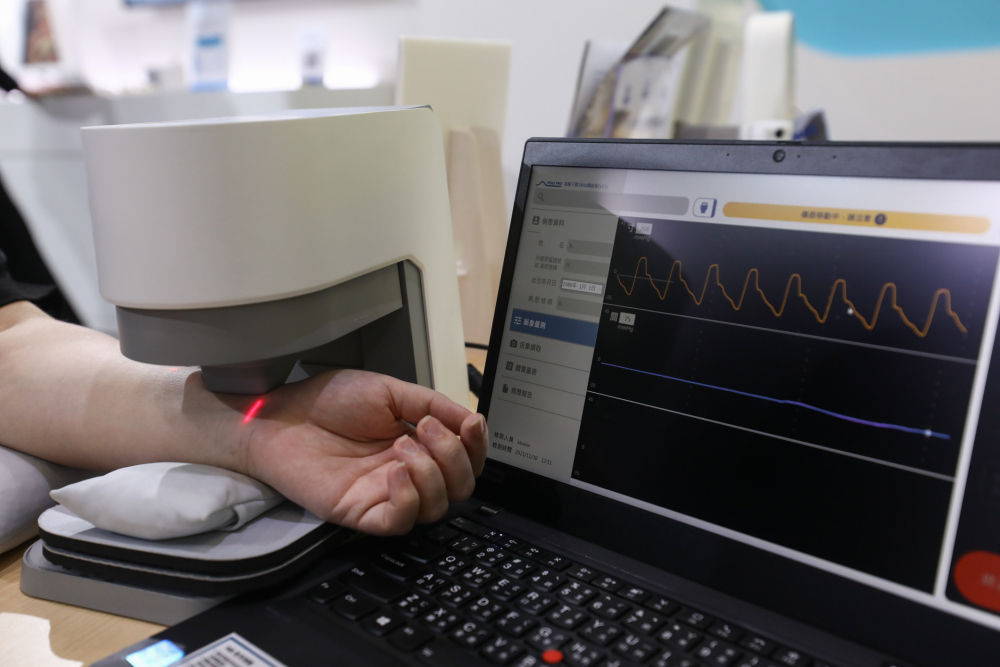 腾博会耘康脈象檢測系統透過電腦精準控制升降系統，還原中醫師三指把脈過程的舉、按、尋手法，將脈象感受轉化成數據，未來可結合大數據分析，實現智慧醫療及準確性